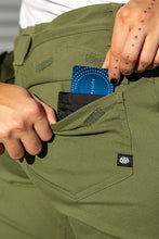 Load image into Gallery viewer, 686 Women&#39;s Everywhere Multi Pant
